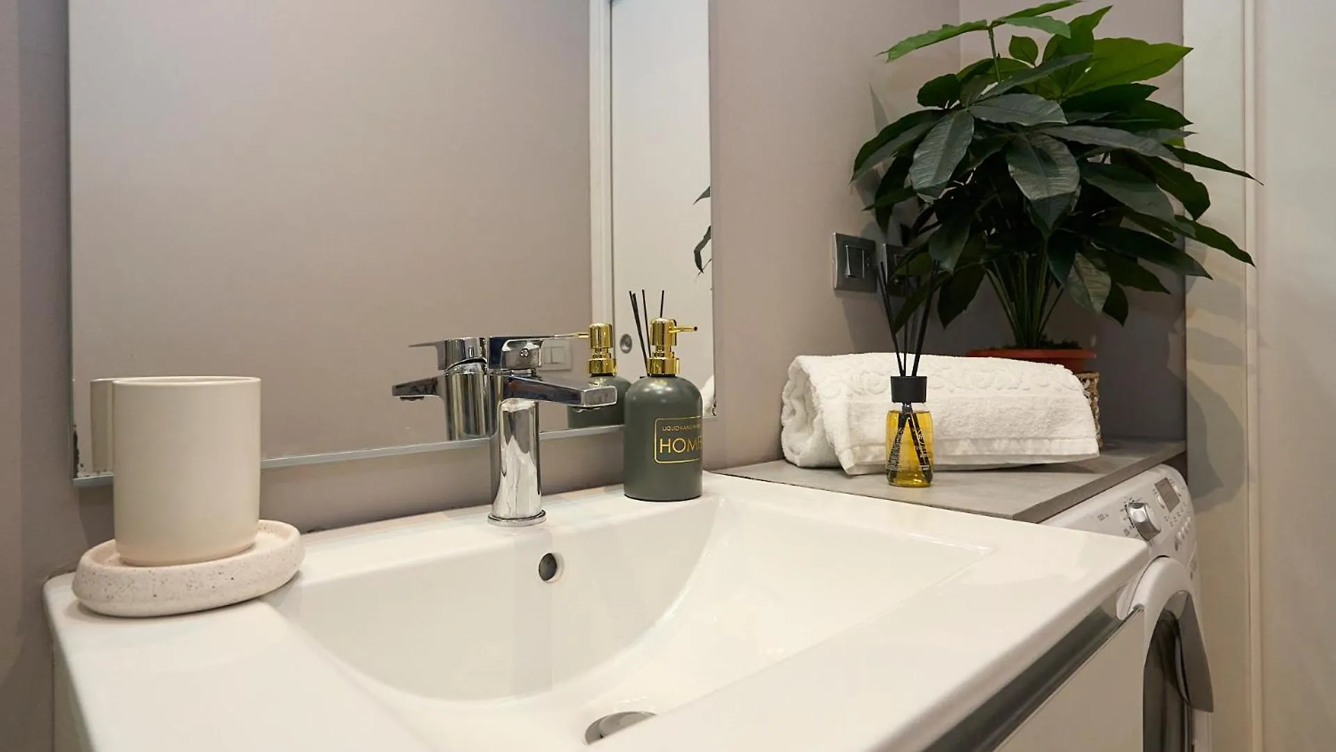 Duomo Design Cube - 10 Minutes Walk From Brera Apartment Milan